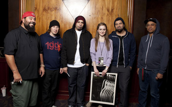 Фото группы Deftones с фанатами. Ванкувер, Канада, 19 апреля 2011 г.