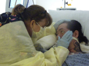Чи Ченг со своей мамой в палате интенсивной терапии