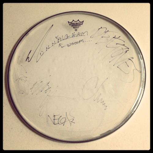 Drumhead с автографами участников Deftones