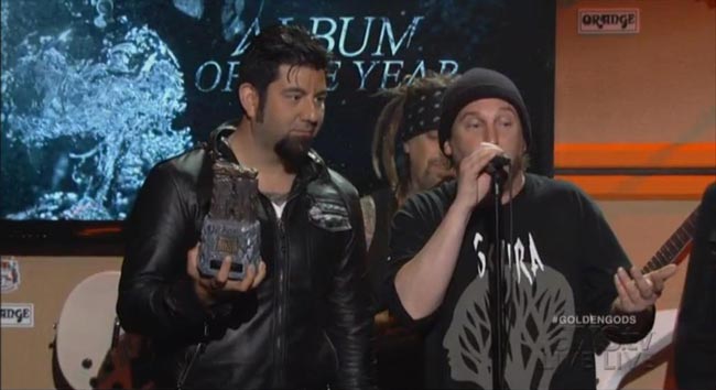Чино Морено и Эйб Каннингам получают свой приз Revolver Golden Gods 2013 за альбом «Koi No Yokan», ставший «Альбомом года»