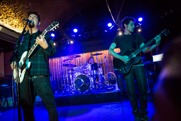 Выступление группы Palms в Belly Up Tavern (Солана Бич, Калифорния, 10 июля 2013 г.). Чино Морено и Брайан Клиффорд Мейер. На заднем плане — Аарон Харрис.