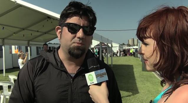Чино Морено дает интервью репортеру Soundwave TV
