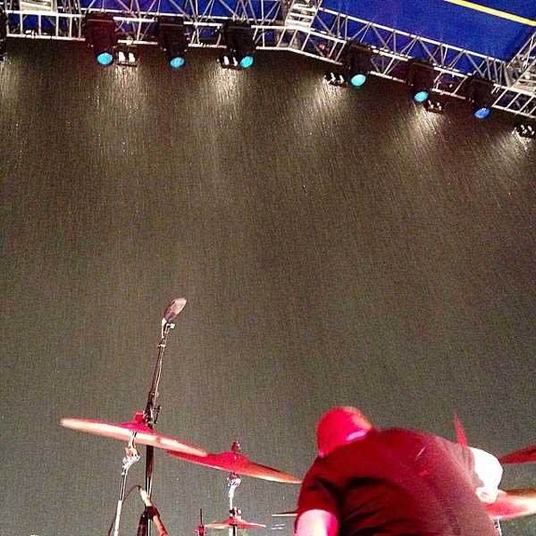 Сильнейший ливень не дал группе Deftones закончить свое выступление в Гвадалахаре, Мексика, 7 сентября 2014 года