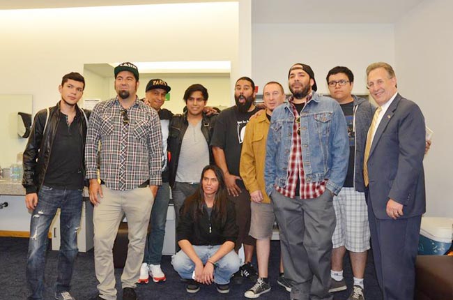 Фото на память: группа Deftones со студентами молодежного оркестра города Мехико и с послом США в Мексике Энтони Уэйном в гримерке