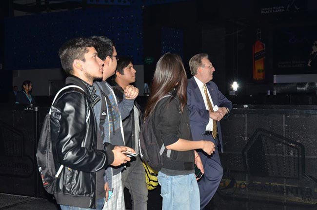 Студенты из молодежного оркестра города Мехико и посол США в Мексике присутствуют на саундчеке группы Deftobes