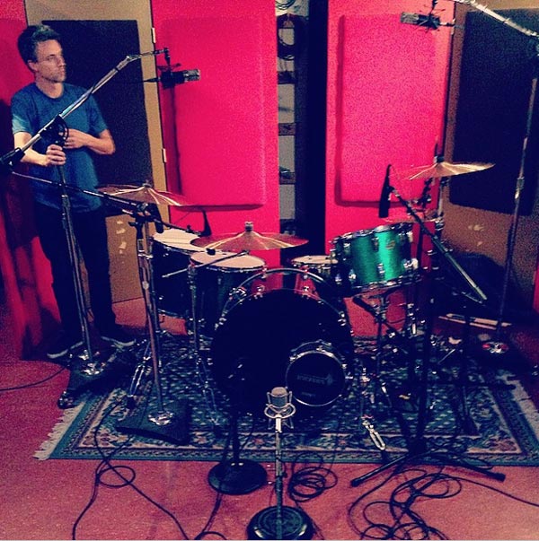 Аарон Харрис устанавливает микрофоны, чтобы записывать ударные для EP «The Cliff» группы Pelican