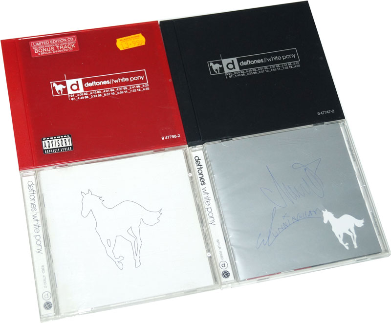Разные издания альбома «White Pony» на компакт-дисках: красный, черный, с добавленным треком и стандартный