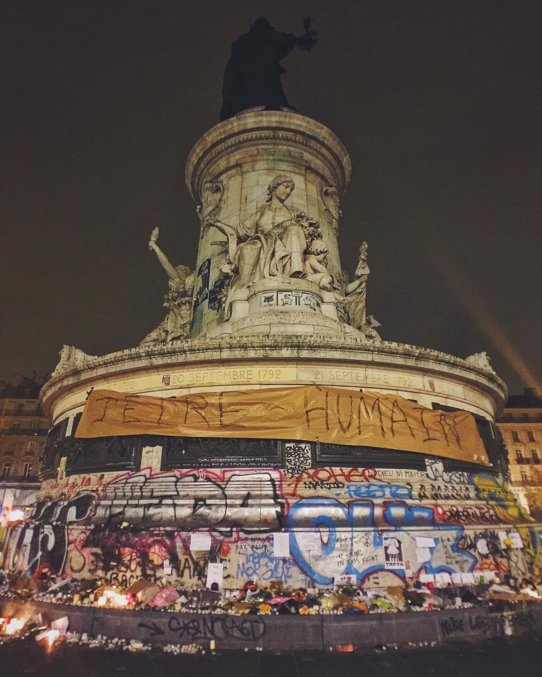 Париж, площадь Республики. Надпись: «Быть человечным»