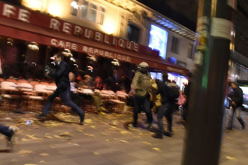 Люди бегут недалеко от площади Place de la Republique в Париже, услышав о том, что возможен взрыв или стрельба. 13 ноября 2015 года.