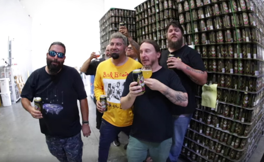 Группа Deftones в пивоварне Belching Beaver Brewery