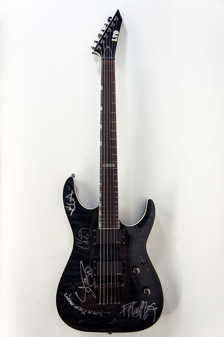 Гитара ESP с автографами Deftones на аукционе в память о Честере Беннингтоне и Крисе Корнелле