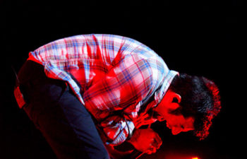 Вокалист группы из Сакраменто Чино Морено (Chino Moreno) издает гортанные вопли во время концерта 8 октября в Key Arena в Сиэтле. Этот концерт был частью тура «Blackdiamondskye» в поддержку сиэтлской группы Alice In Chains.