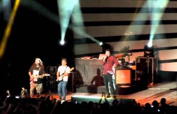 Экс-басист Fear Factory Кристиан Олде Вольберс вышел на сцену вместе с Deftones на концерте в Лос-Анджелесе