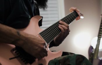 Стивен Карпентер исполняет на гитаре «This Link Is Dead»