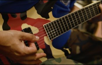 Стивен Карпентер исполняет на гитаре «Bored»