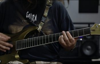 Стивен Карпентер исполняет на гитаре «Lotion»