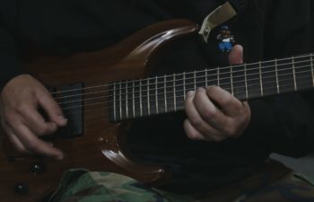 Стивен Карпентер исполняет на гитаре «Lovers»