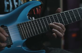 Стивен Карпентер исполняет на гитаре «Sextape»