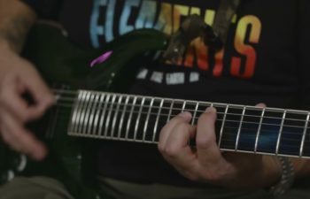 Стивен Карпентер исполняет на гитаре «Lifter»