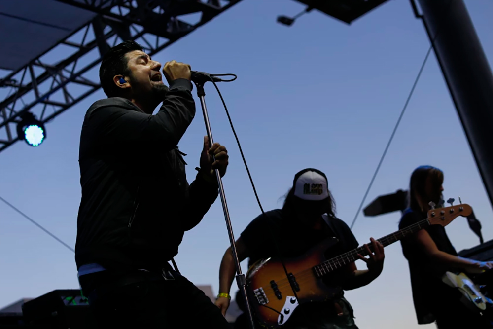 Чино Морено выступает с сайд-проектом Crosses, созданный с гитаристом Шоном Лопезом (Michael Robinson Chavez / Los Angeles Times)