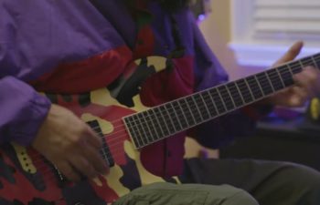Стивен Карпентер исполняет на гитаре «Birthmark»