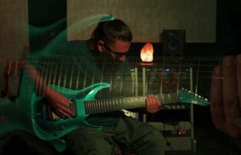 Стивен Карпентер исполняет на гитаре «Error»