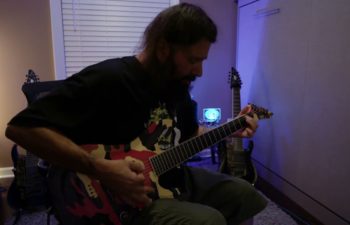 Стивен Карпентер исполняет на гитаре «Root»