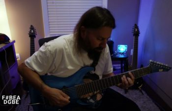 Стивен Карпентер исполняет на гитаре «Urantia»