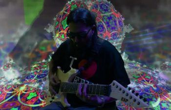 Стивен Карпентер исполняет на гитаре «Acid Hologram»