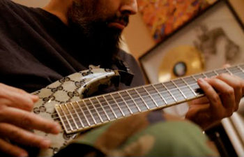 Стивен Карпентер исполняет на гитаре «Korea»