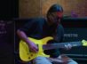 Стивен Карпентер исполняет на гитаре «RX Queen»