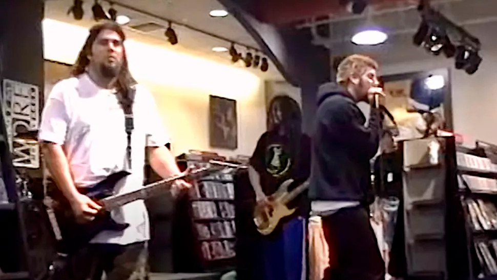 Смотрите концерт Deftones 1996 года в музыкальном магазине, который «вышел из-под контроля»