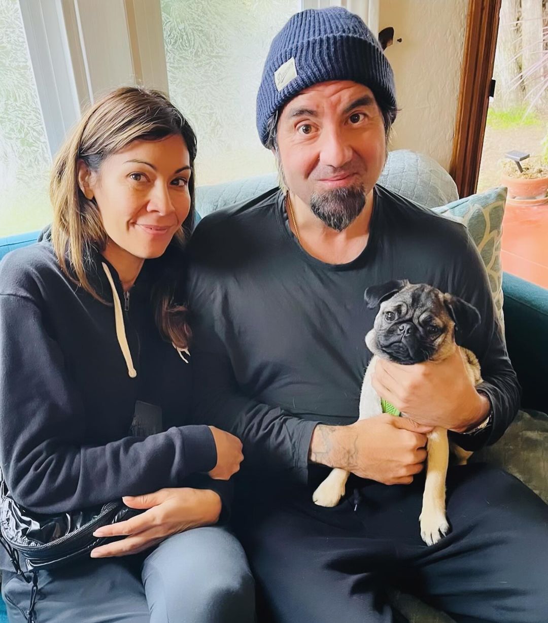 Чино Морено и его жена Риса приютили собаку, которая едва не подверглась эвтаназии